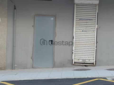 ALMACÉN / LOCAL SOTANO EN EL CENTRO DE SANXENXO